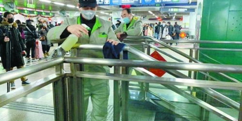 地鐵安檢設備每小時消毒一次